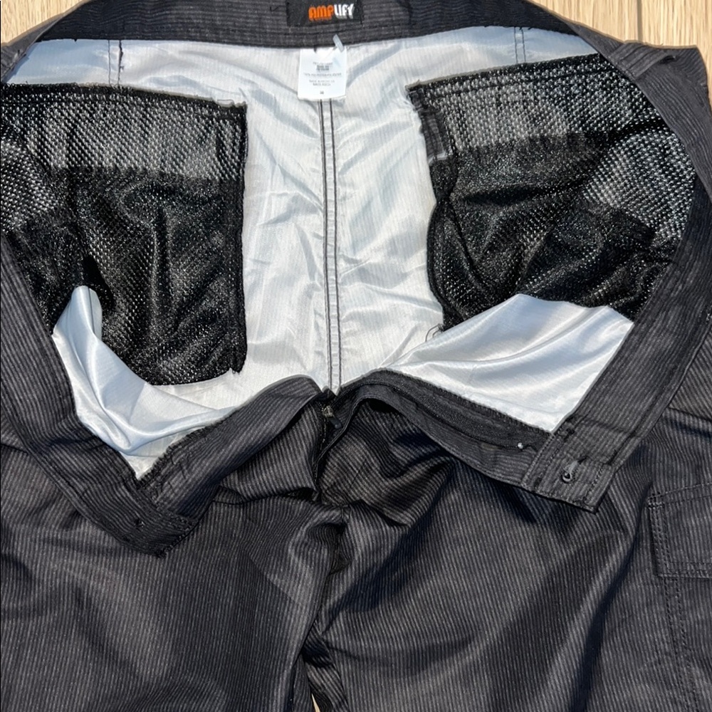 🛍️ 3 for $20 🛍️ - NWOT - Black Striped Cargo Shorts with Sturdy Cotton Blend - Picture 6 of 6